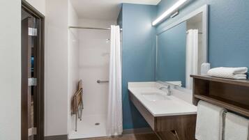 Zimmer, 1 Queen-Bett, barrierefrei, Nichtraucher (Roll-In Shower) | Badezimmer