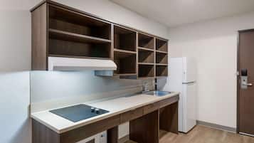 Großer Kühlschrank, Mikrowelle, Herdplatte, Gefrierschrank
