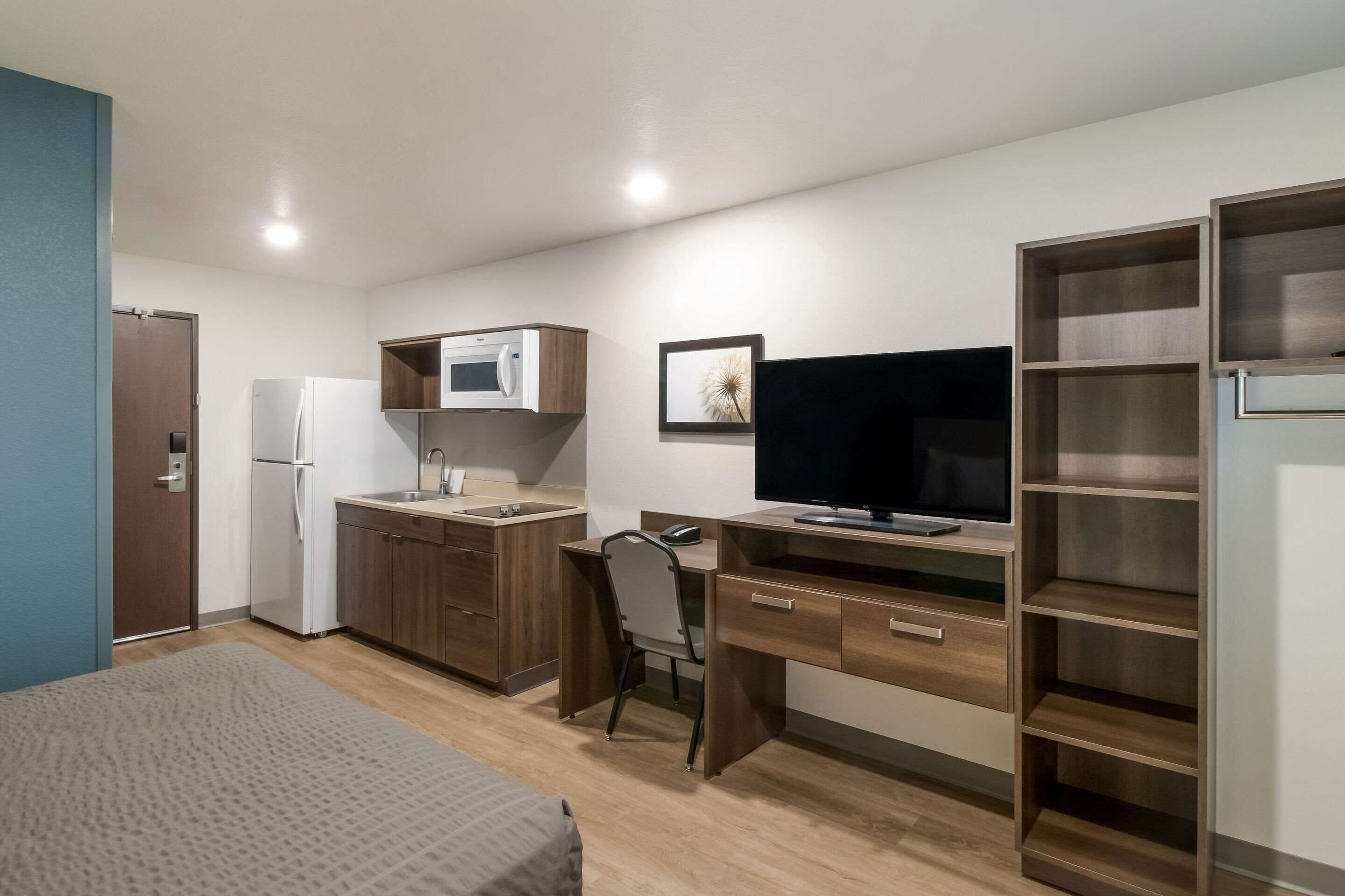 standard room, 1 queen bed, non smoking | individually furnished, desk, laptop workspace, free wifi