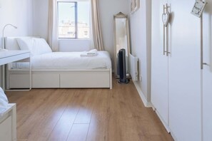 2 habitaciones, tabla de planchar con plancha y acceso a internet 