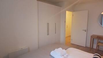 2 bedrooms, iron/ironing board, Internet, bed sheets