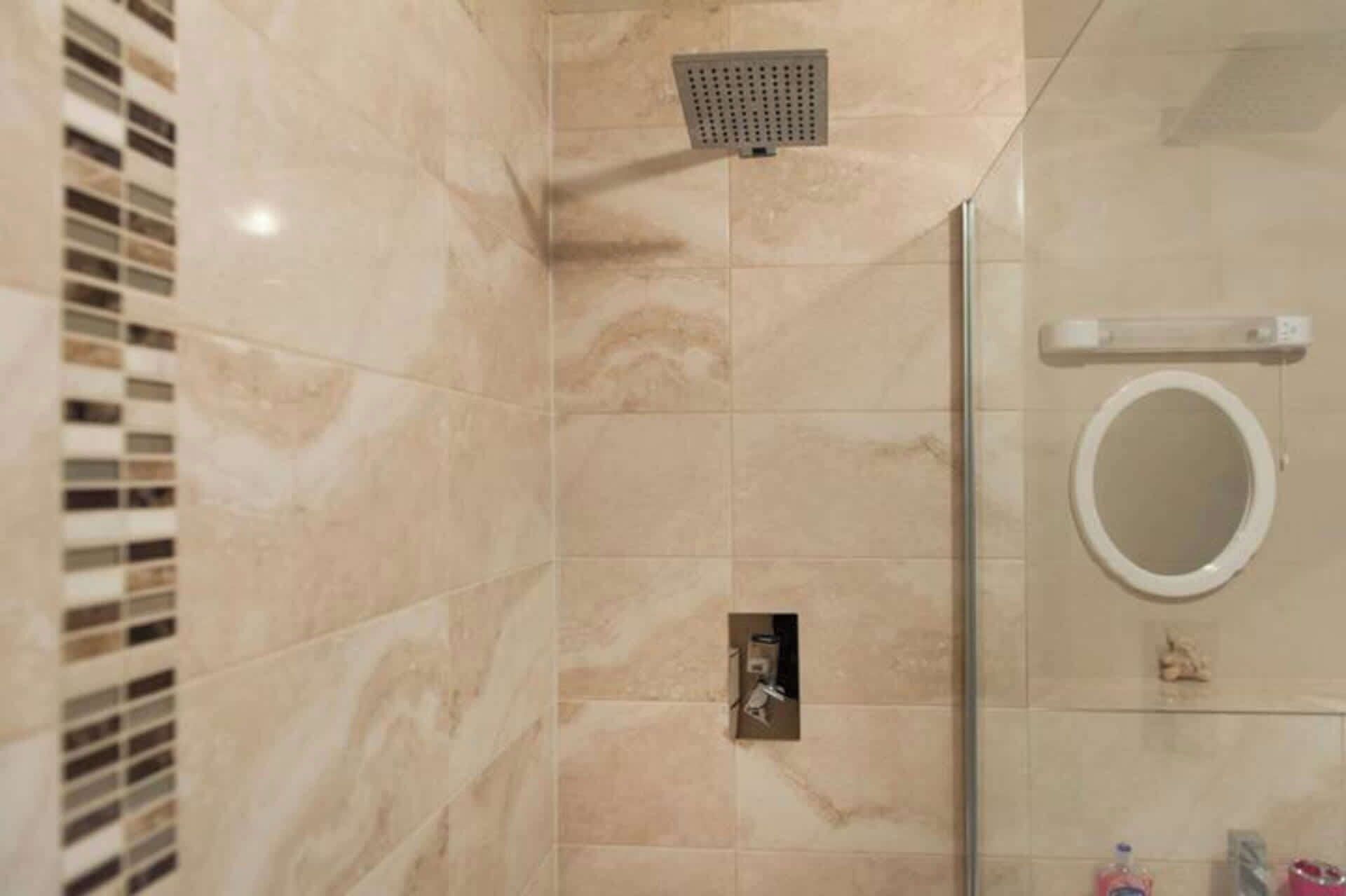 Douche, sèche-cheveux