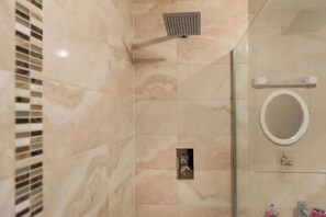 Une salle de bain avec une douche, des toilettes et un lavabo.