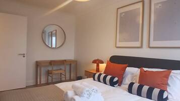 2 bedrooms, iron/ironing board, internet, bed sheets