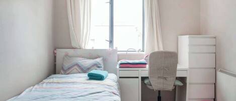 2 bedrooms, iron/ironing board, internet, bed sheets