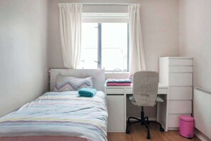 2 多间卧室、熨斗/熨衣板、上网接入、床单