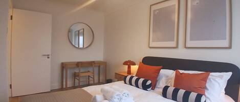 2 bedrooms, iron/ironing board, Internet, bed sheets