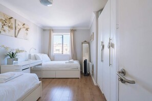 2 slaapkamers, een strijkplank/strijkijzer, internet, beddengoed