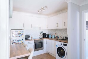 冰箱、微波炉、烤箱、炉灶