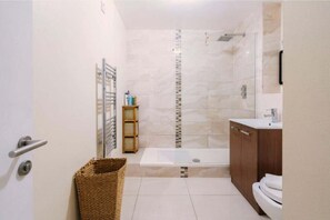 A bathroom with a shower, toilet, and sink. - Stylish 2 Double Bed apartment in central Dublin (Dublin 1)