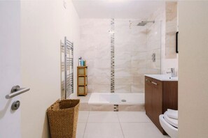 Bathroom - Stylish 2 Double Bed apartment in central Dublin (Dublin 1)
