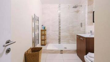 Douche, sĂšche-cheveux