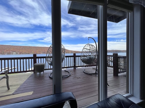 Lakefront/Dock/Amazing views HotTub