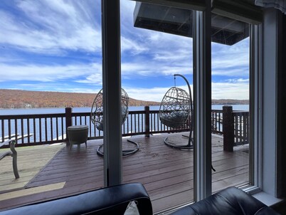 Lakefront/Dock/Amazing views HotTub