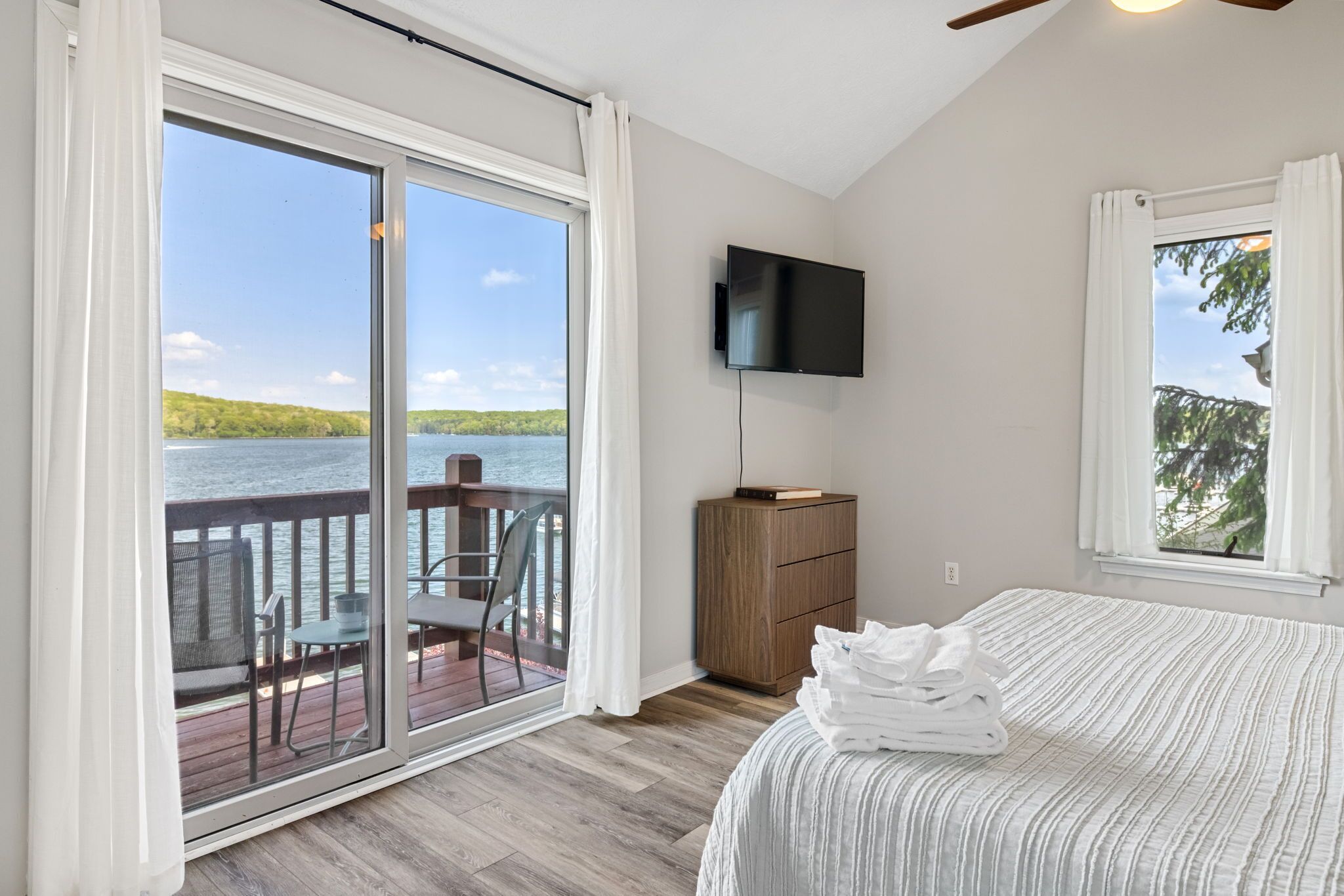 5 chambres, bureau, fer et planche à repasser, lit parapluie