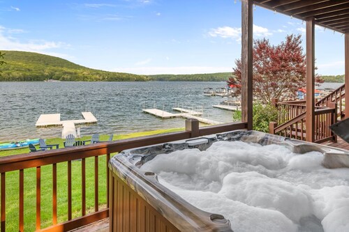 Lakefront/Dock/Amazing views HotTub