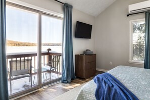 5 bedrooms, desk, iron/ironing board, travel cot