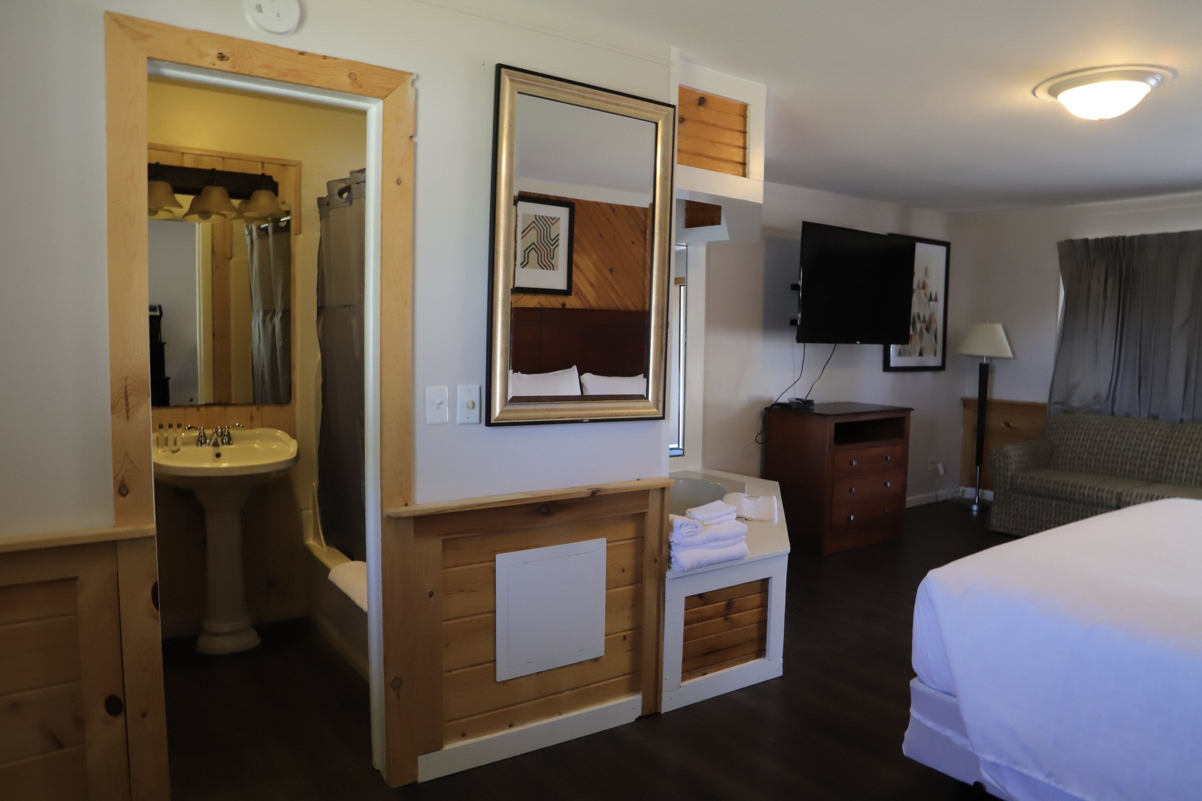 Deluxe Room, 1 King Bed, Hot Tub | Premium bedding, pillowtop beds, individually decorated