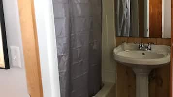 Produtos de toalete grátis, secador de cabelo, toalhas de banho