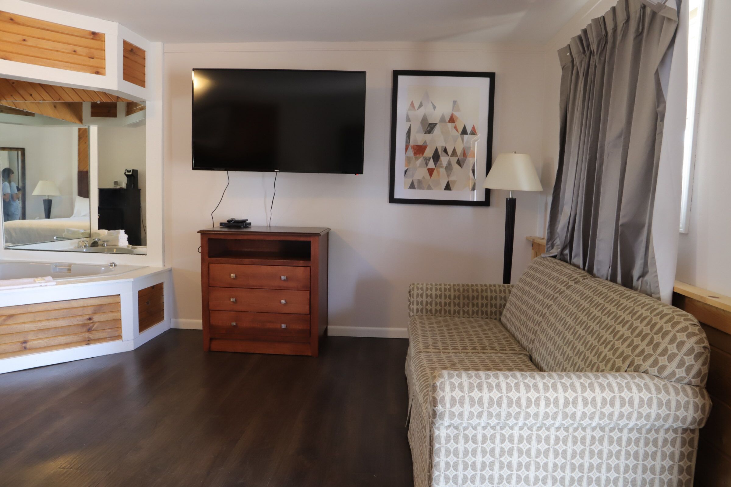 Deluxe Room, 1 King Bed, Hot Tub | Premium bedding, pillowtop beds, individually decorated