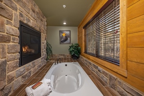 Ferienhaus, Mehrere Betten, Whirlpool | Badezimmer | Whirlpool, Designer-Toilettenartikel, Handtücher, Toilettenpapier