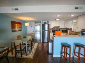 Een koelkast, een magnetron, een oven, een vaatwasser