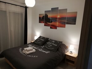 2 عدّة غرف نوم ومكتب ومكواة/لوح كي وواي فاي مجانًا