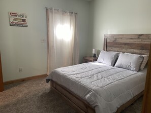 4 bedrooms, WiFi, bed sheets - Beach themed home! Walking distance to the beach and Historic Ashtabula Harbor! (Ashtabula)