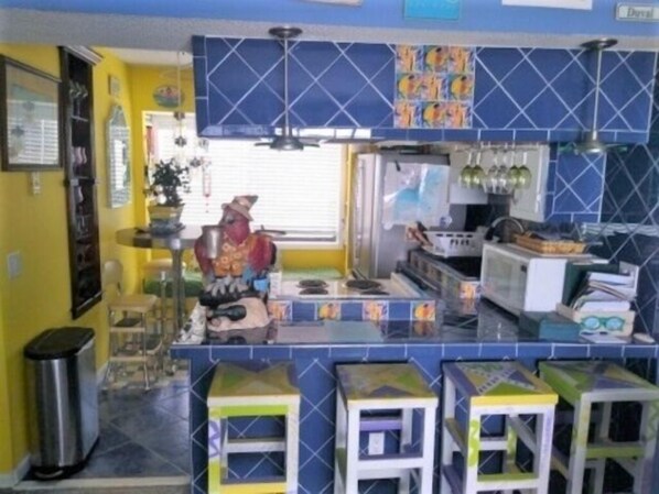 Kylskåp, mikrovågsugn, ugn och kaffe- och tebryggare