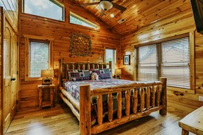 5 bedrooms, desk, free WiFi, bed sheets - 5 Bdr Cabin with hot tub, location, and movie room (Gatlinburg)