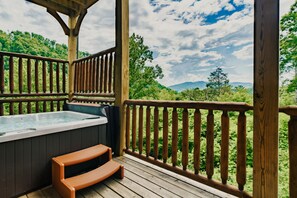 Outdoor spa tub - 5 Bdr Cabin with hot tub, location, and movie room (Gatlinburg)