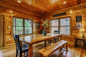 Dining - 5 Bdr Cabin with hot tub, location, and movie room (Gatlinburg)