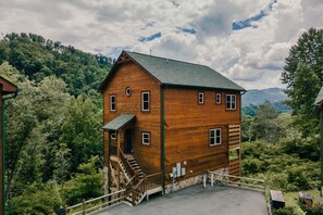 Exterior - 5 Bdr Cabin with hot tub, location, and movie room (Gatlinburg)