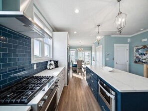 Een koelkast, een magnetron, een oven, een vaatwasser