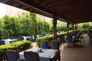 3 restaurantes; se sirven desayunos, almuerzos y cenas