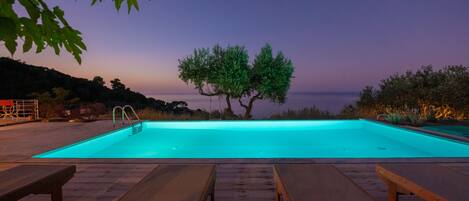 Utendørsbasseng og solsenger