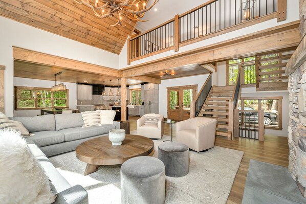 تلفزيون ذكي، مدفأة، مشغل دي في دي، كرة قدم الطاولة