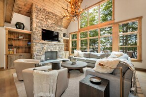 تلفزيون ذكي، مدفأة، مشغل دي في دي، كرة قدم الطاولة