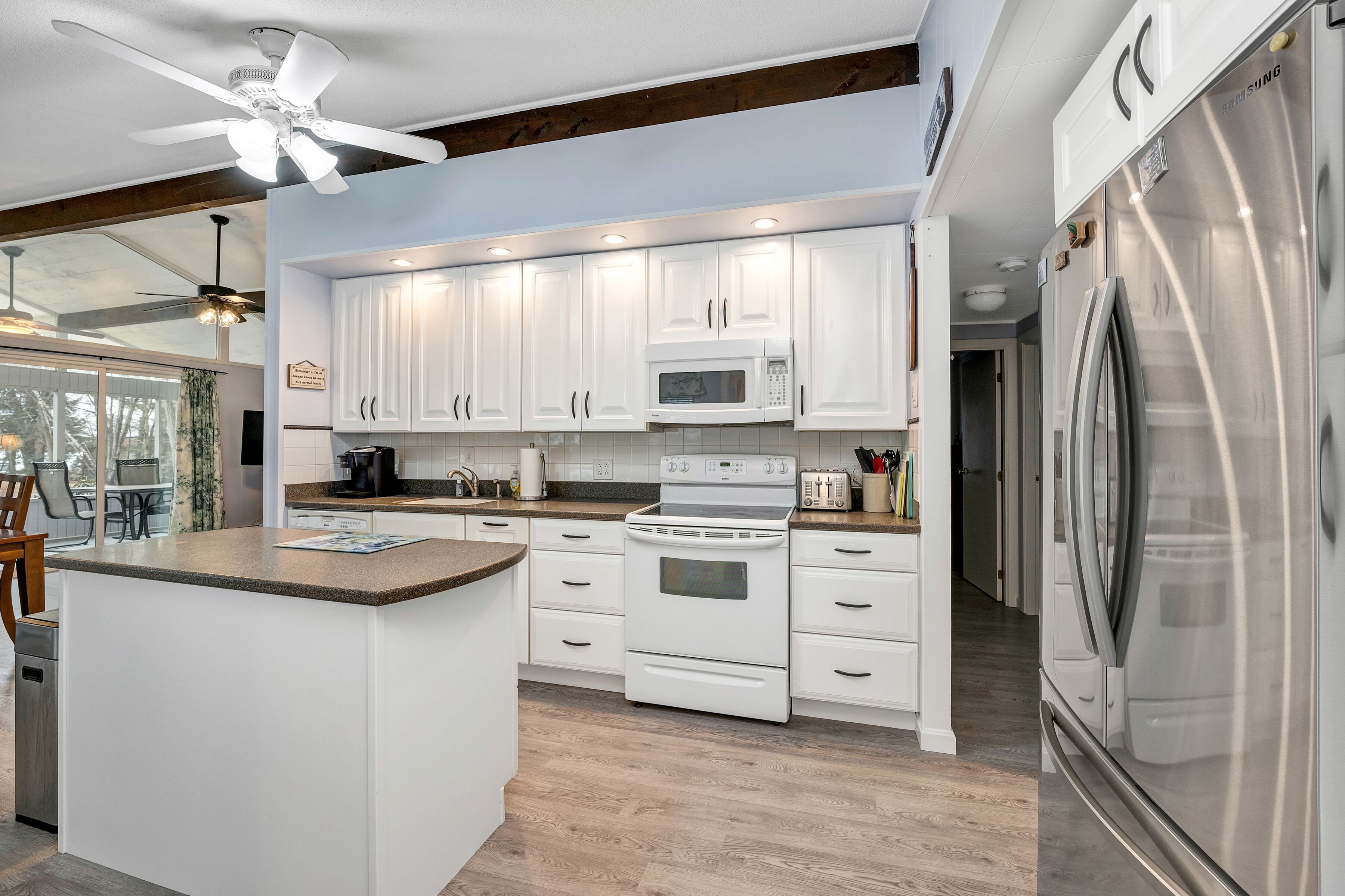 Mikrobølgeovn, oppvaskmaskin, kaffetrakter/tekoker og brødrister