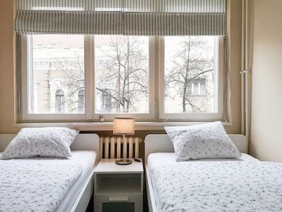 Central 2-Bedroom Apartment + Free Private Parking