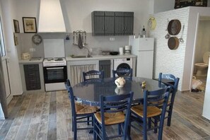 Réfrigérateur, cafetiÚre/bouilloire, grille-pain, blender