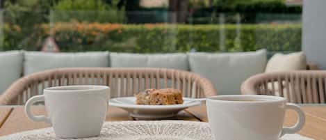 Una mesa con un plato de comida, una taza y un platillo.