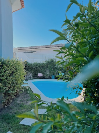 Una piscina al aire libre de temporada