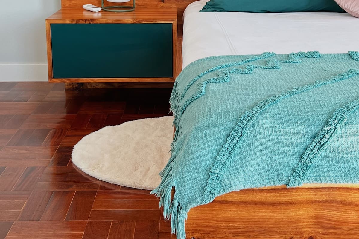 Habitación doble Deluxe, 1 cama Queen size, baño compartido | Muebles diferentes, escritorio y espacio para trabajar con laptop