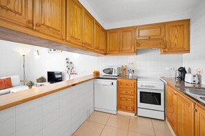 Réfrigérateur, four à micro-ondes, un four, lave-vaisselle