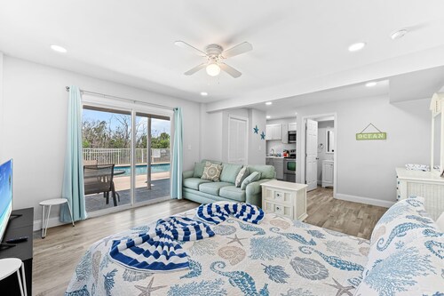 Cozy Beach Villas, Huge Shared Pool, Walk to Beach, Times Square Restaurants!