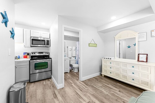 Cozy Beach Villas, Huge Shared Pool, Walk to Beach, Times Square Restaurants!