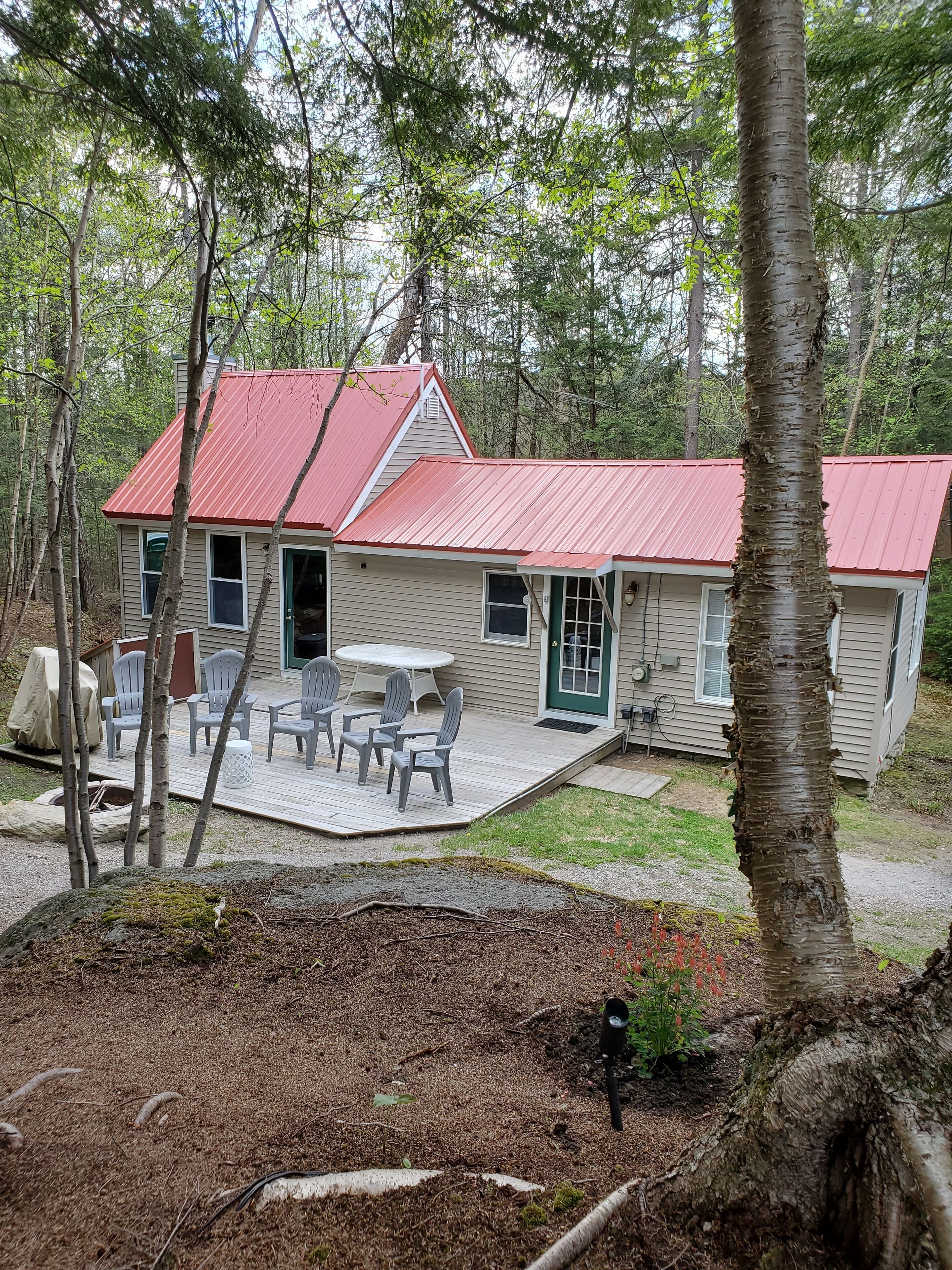 Cute, cozy cottage near lakes, rock climbing, restaurants, trails and fishing.