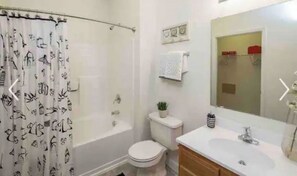 Baignoire, sĂšche-cheveux, serviettes fournies, savon