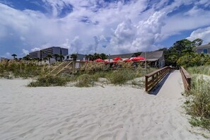 In Strandnähe, Liegestühle, Strandtücher